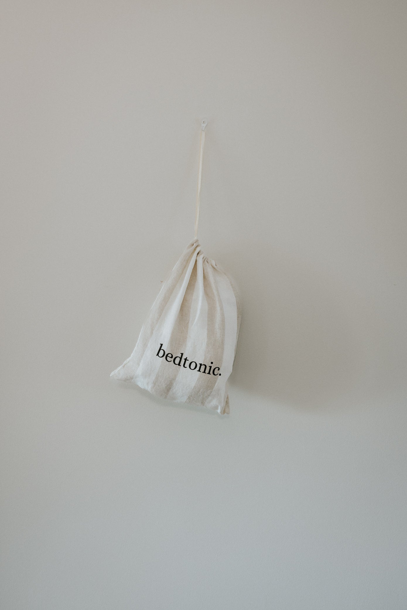 PAIRE DE TAIES D'OREILLER EN LIN EUROPÉEN EFFILOCHÉ À LA MAIN - RAYURES NATURELLES