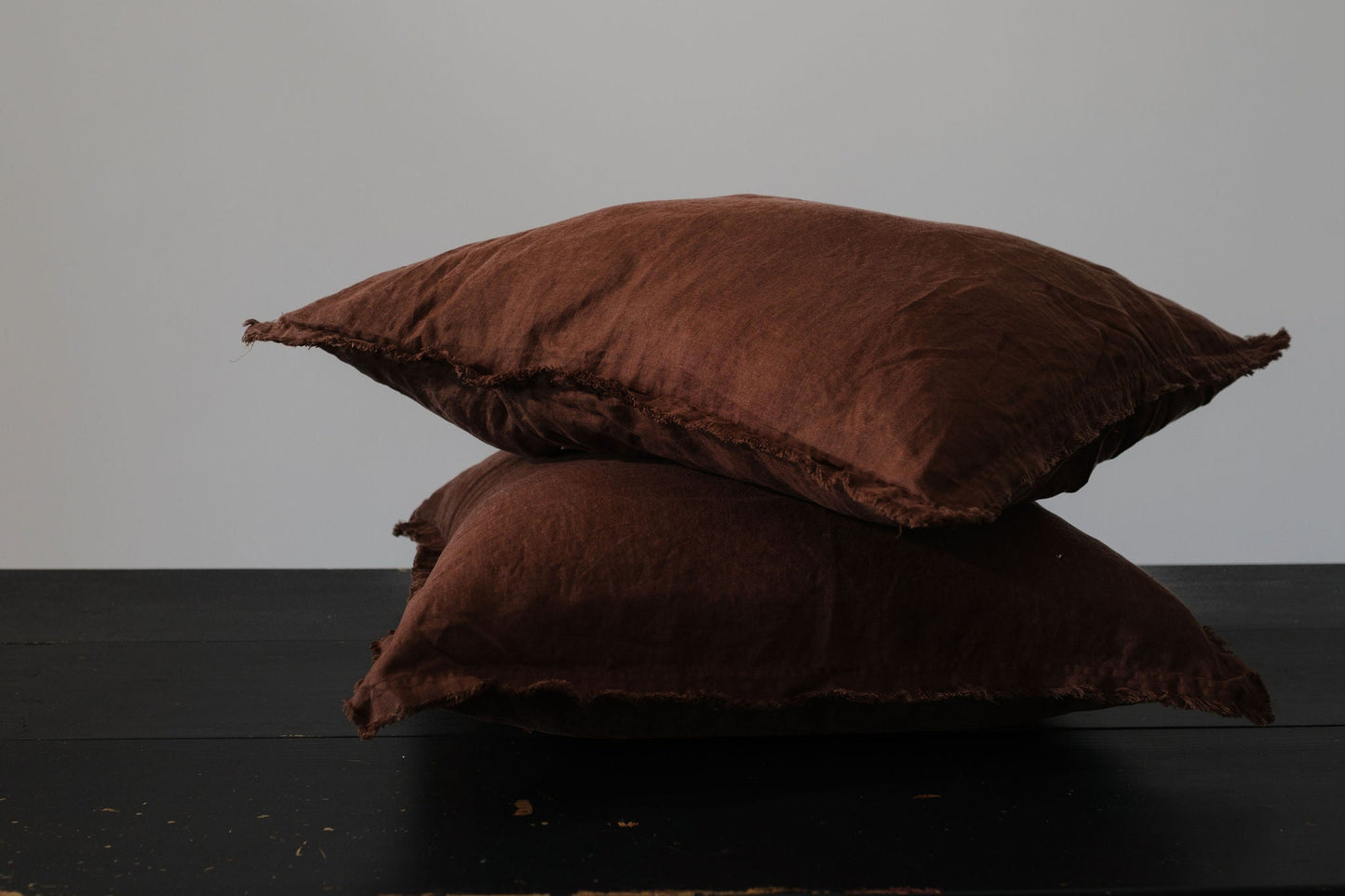 PAIRE DE TAIES D'OREILLER EN LIN EUROPÉEN EFFILOCHÉ À LA MAIN - CACAO