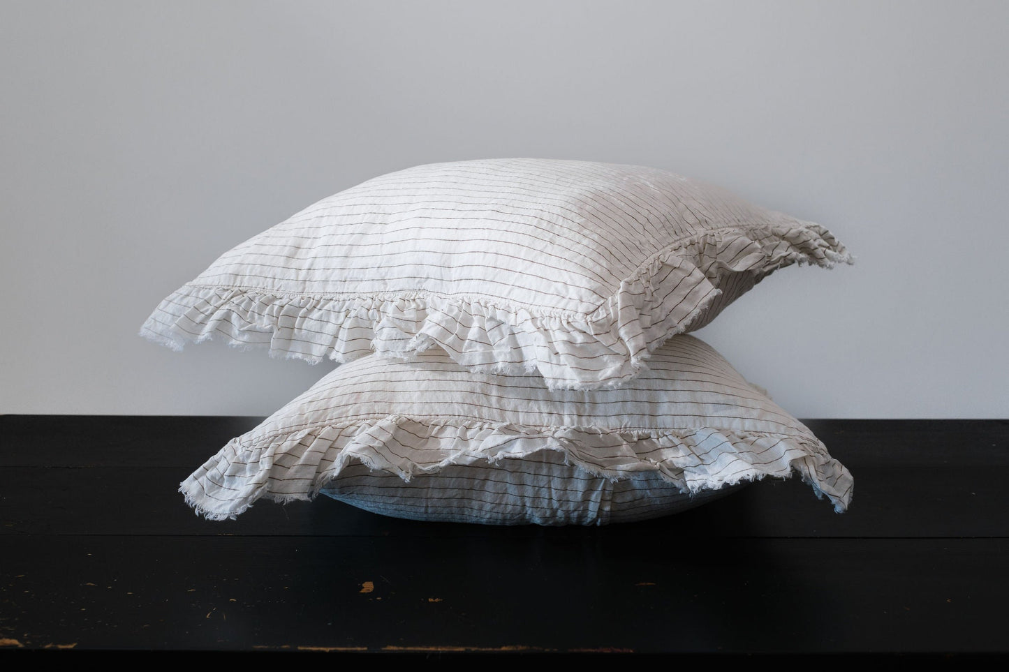 PAIRE DE TAIES D'OREILLER EN LIN EUROPÉEN À VOLANTS - RAYURES FINES OLIVE