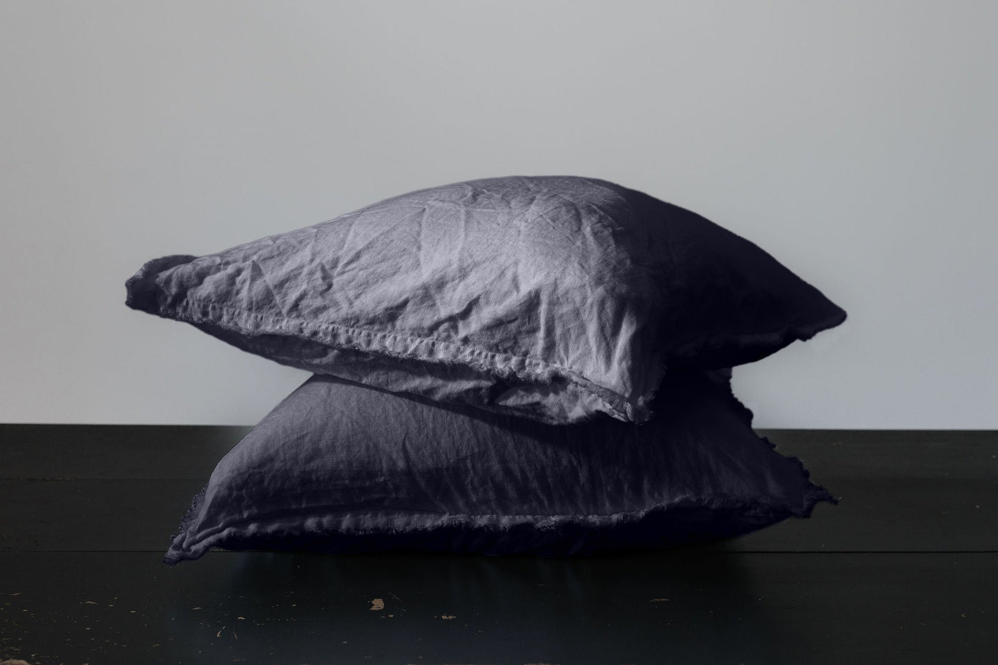 PAIRE DE TAIES D'OREILLER EN LIN EUROPÉEN EFFILOCHÉ À LA MAIN - INDIGO