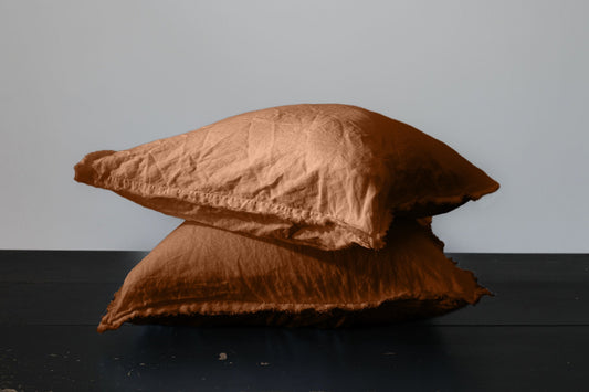 PAIRE DE TAIES D'OREILLER EN LIN EUROPÉEN EFFILOCHÉ À LA MAIN - TERRE CUITE