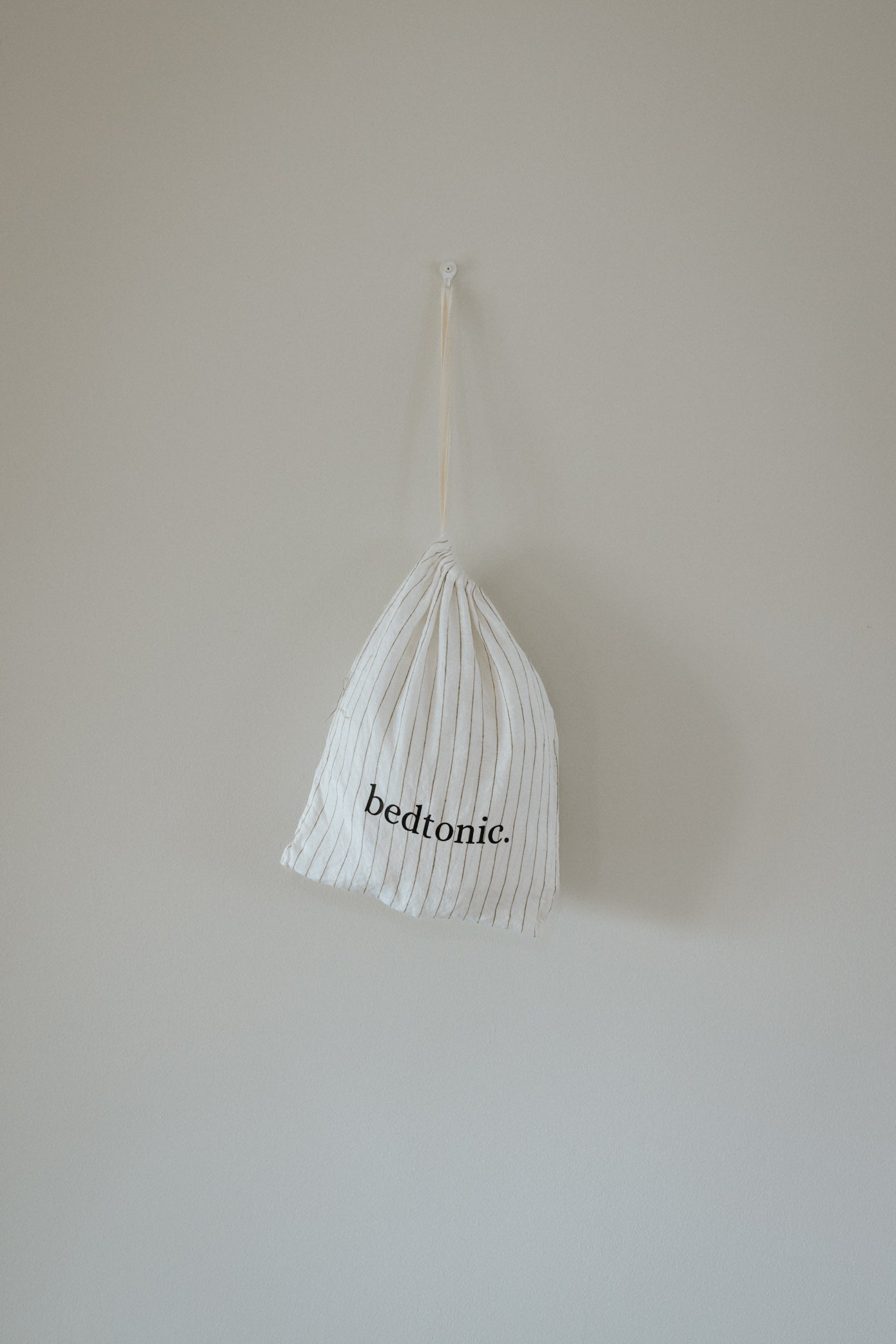 ENSEMBLE DE DRAPS EN LIN AVEC TAIES D'OREILLER - RAYURES FINES OLIVE