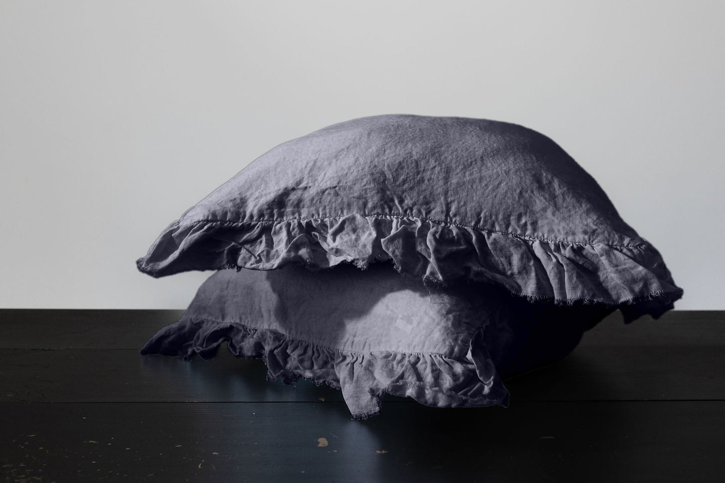 PAIRE DE TAIES D'OREILLER EN LIN EUROPÉEN À VOLANTS - INDIGO