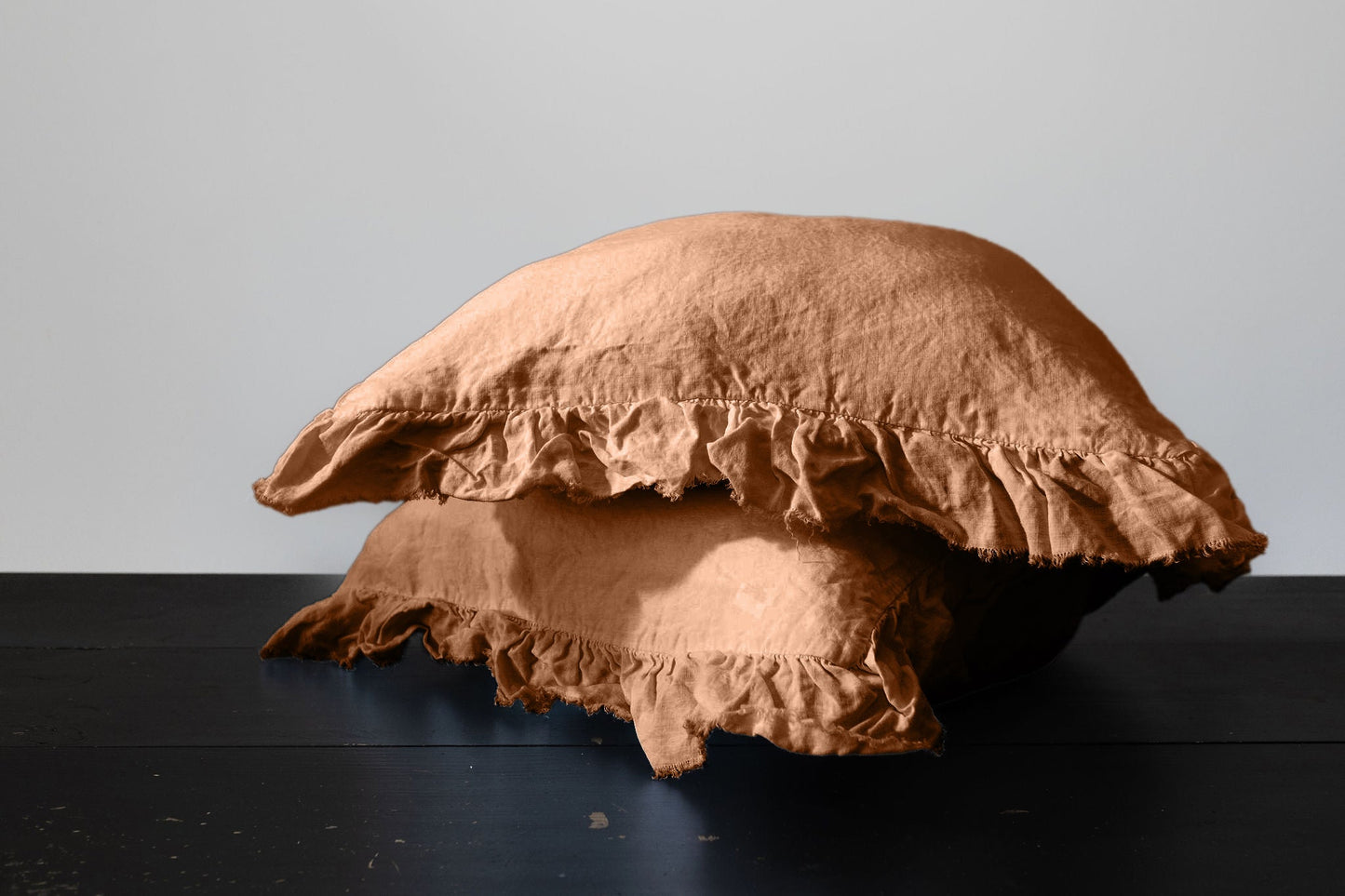 PAIRE DE TAIES D'OREILLER EN LIN EUROPÉEN À VOLANTS - TERRE CUITE