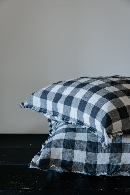PAIRE DE TAIES D'OREILLER EN LIN EUROPÉEN EFFILOCHÉ À LA MAIN - À CARREAUX BUFFLE INDIGO 