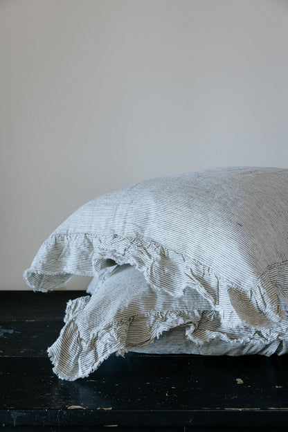 PAIRE DE TAIES D'OREILLER EN LIN EUROPÉEN À VOLANTS - RAYURES À L'ENCRE
