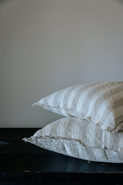 PAIRE DE TAIES D'OREILLER EN LIN EUROPÉEN EFFILOCHÉ À LA MAIN - RAYURES NATURELLES 