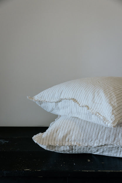 PAIRE DE TAIES D'OREILLER EN LIN EUROPÉEN EFFILOCHÉ À LA MAIN - RAYURES FINES OLIVE