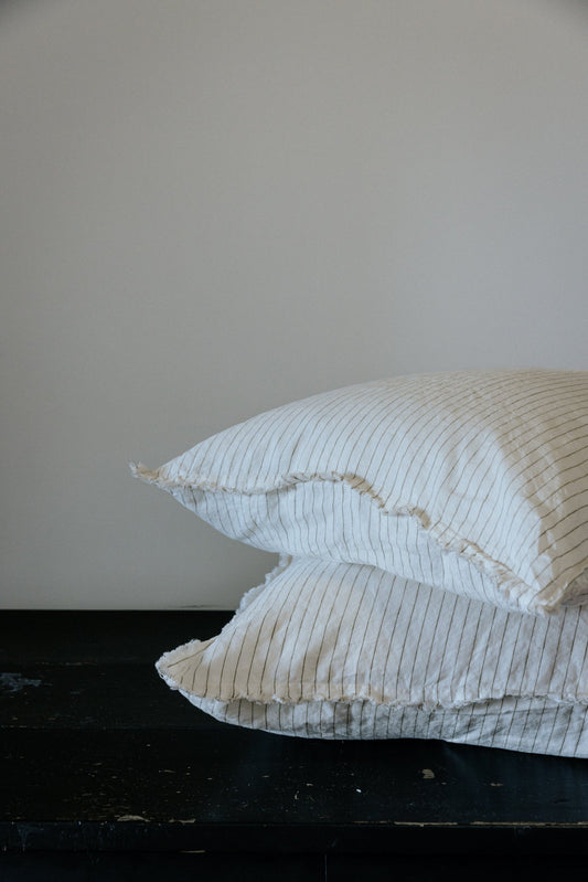 PAIRE DE TAIES D'OREILLER EN LIN EUROPÉEN EFFILOCHÉ À LA MAIN - RAYURES FINES OLIVE