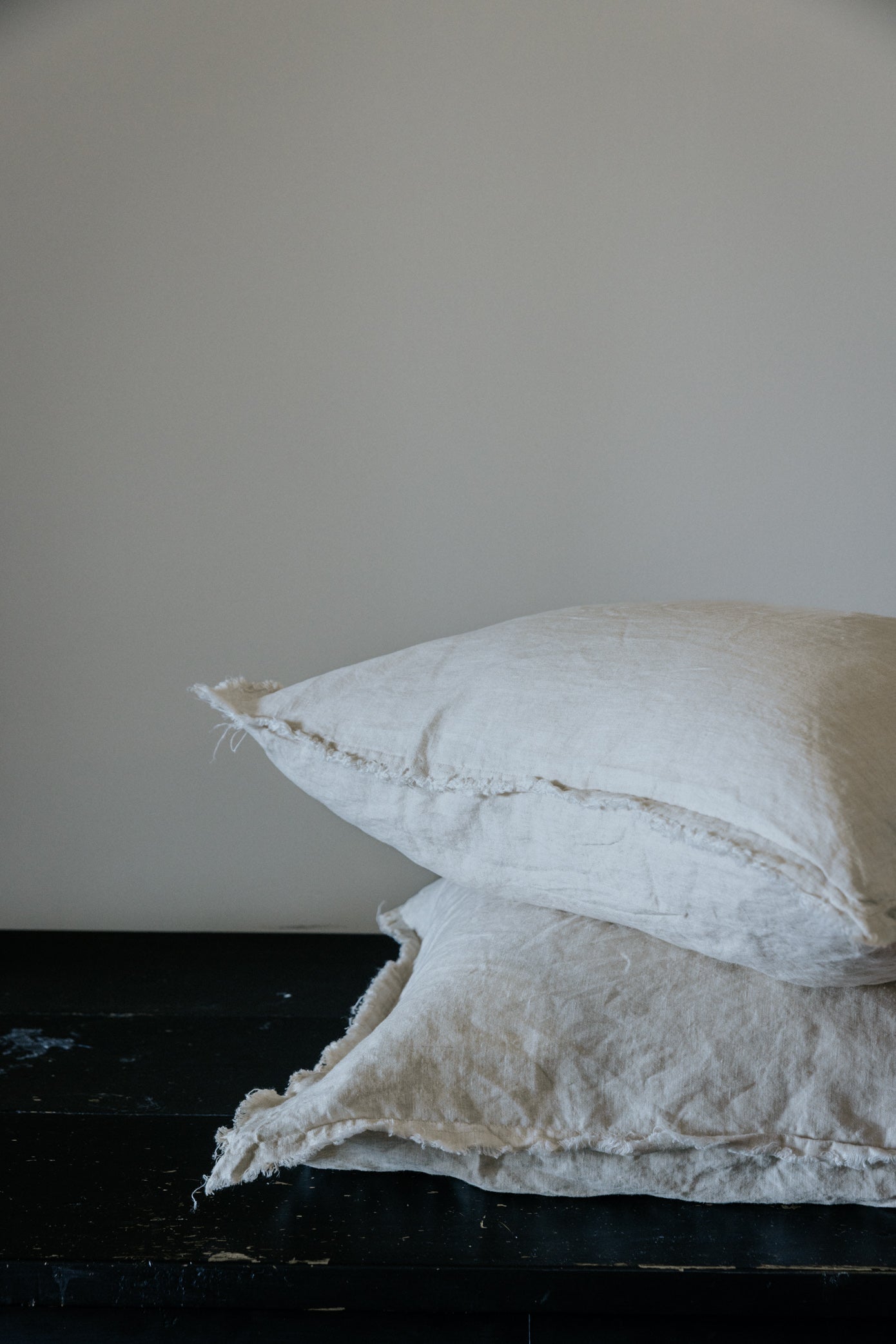 PAIRE DE TAIES D'OREILLER EN LIN EUROPÉEN EFFILOCHÉ À LA MAIN - TISSAGE NATUREL