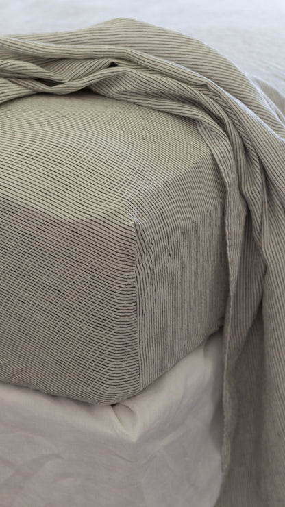 ENSEMBLE DE DRAPS EN LIN AVEC TAIES D'OREILLER - RAYURES À L'ENCRE 