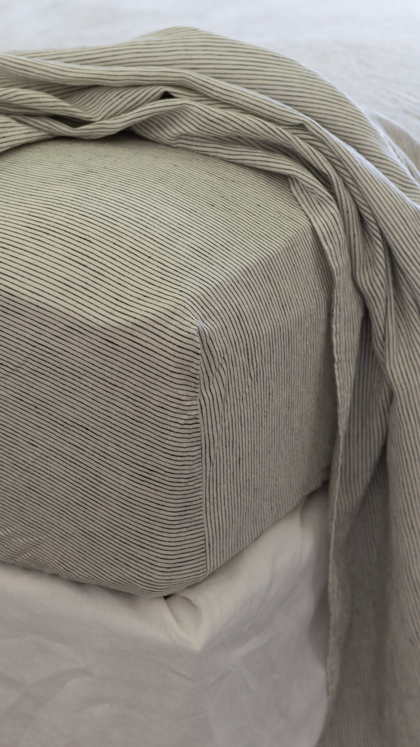 DRAP-HOUSSE EN LIN EUROPÉEN - RAYURES À L'ENCRE 