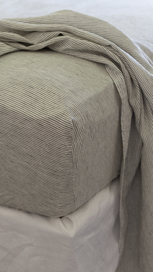 DRAP-HOUSSE EN LIN EUROPÉEN - RAYURES À L'ENCRE 