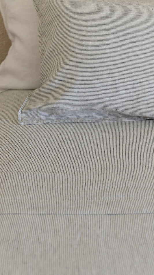 ENSEMBLE DE DRAPS EN LIN AVEC TAIES D'OREILLER - RAYURES À L'ENCRE 