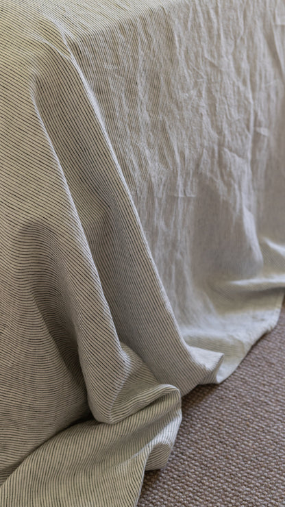 ENSEMBLE DE DRAPS EN LIN AVEC TAIES D'OREILLER - RAYURES À L'ENCRE 