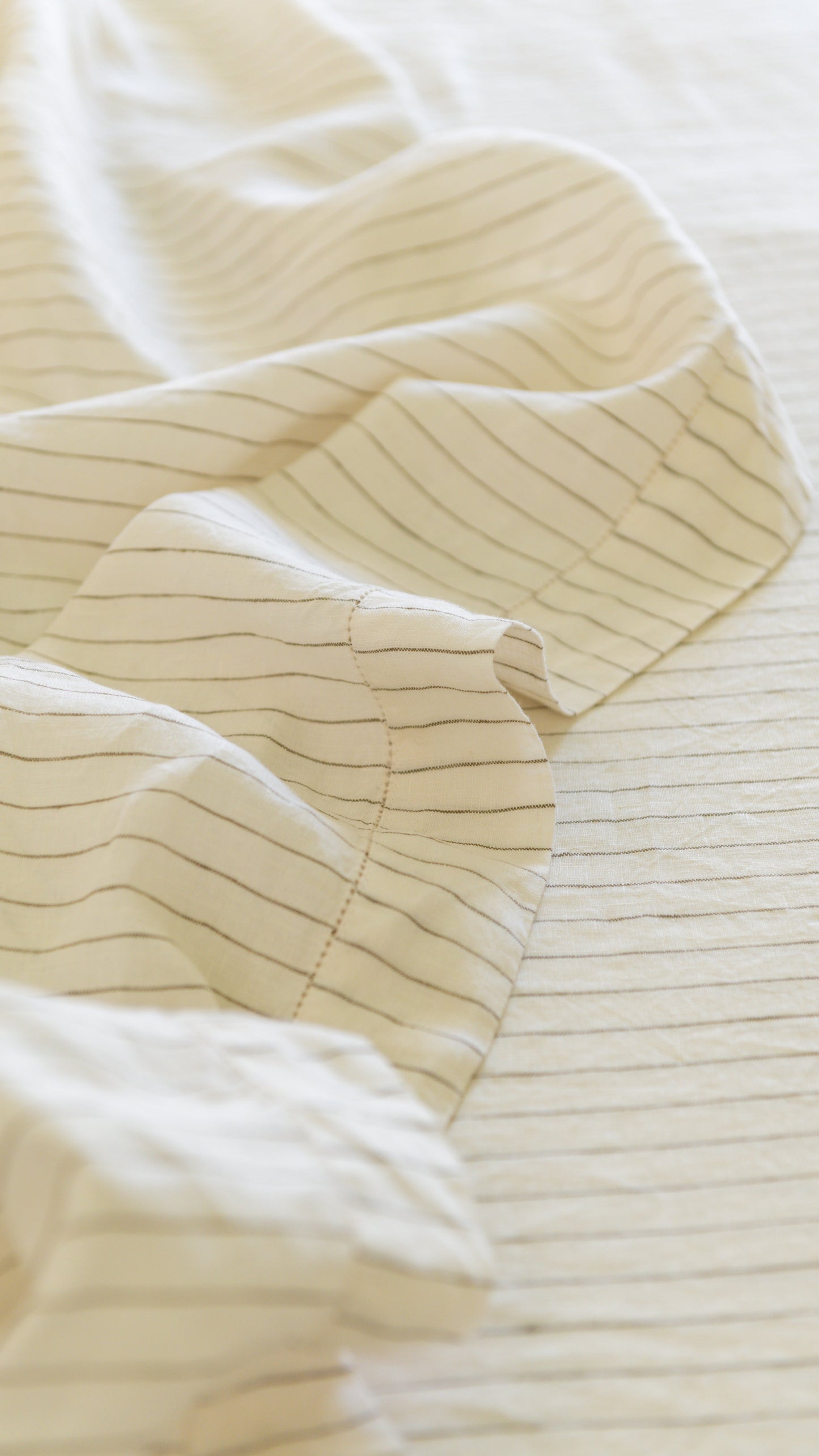 DRAP PLAT EN LIN EUROPÉEN - RAYURES FINES OLIVE 