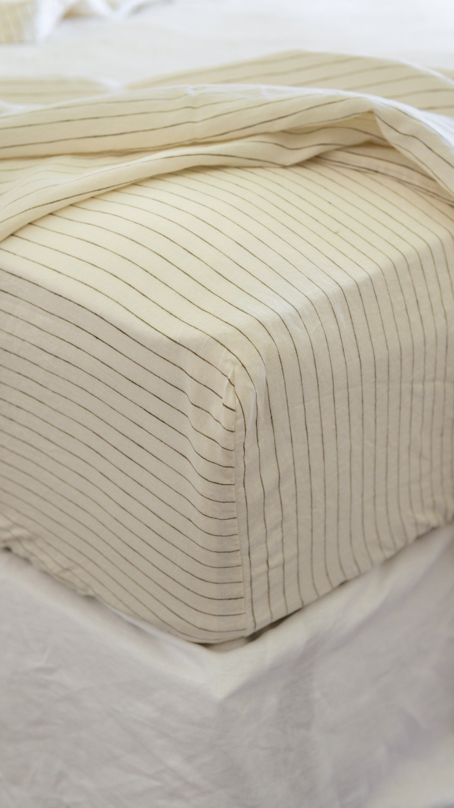 DRAP-HOUSSE EN LIN EUROPÉEN - RAYURES FINES OLIVE 