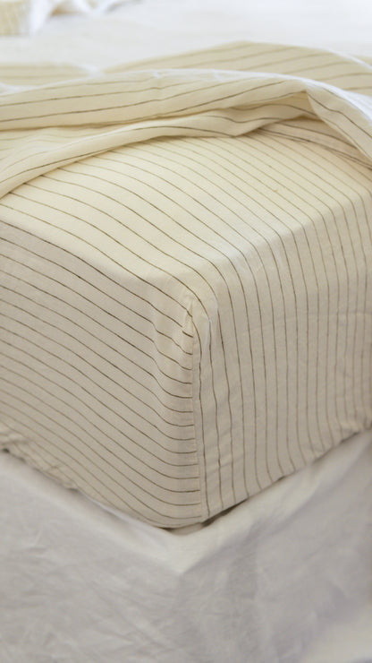 DRAP-HOUSSE EN LIN EUROPÉEN - RAYURES FINES OLIVE 