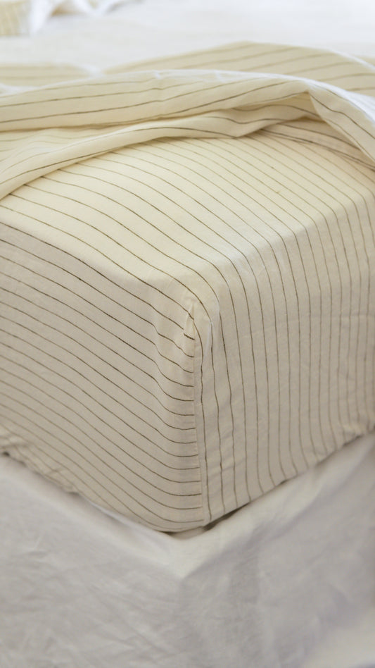 DRAP-HOUSSE EN LIN EUROPÉEN - RAYURES FINES OLIVE 