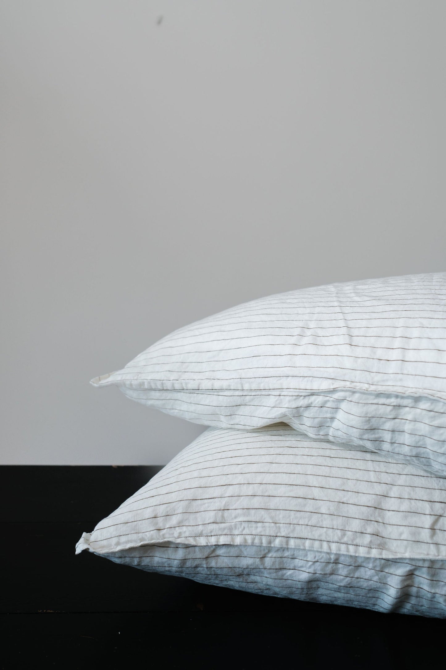 PAIRE DE TAIES D'OREILLER STANDARD EN LIN - RAYURES FINES OLIVE