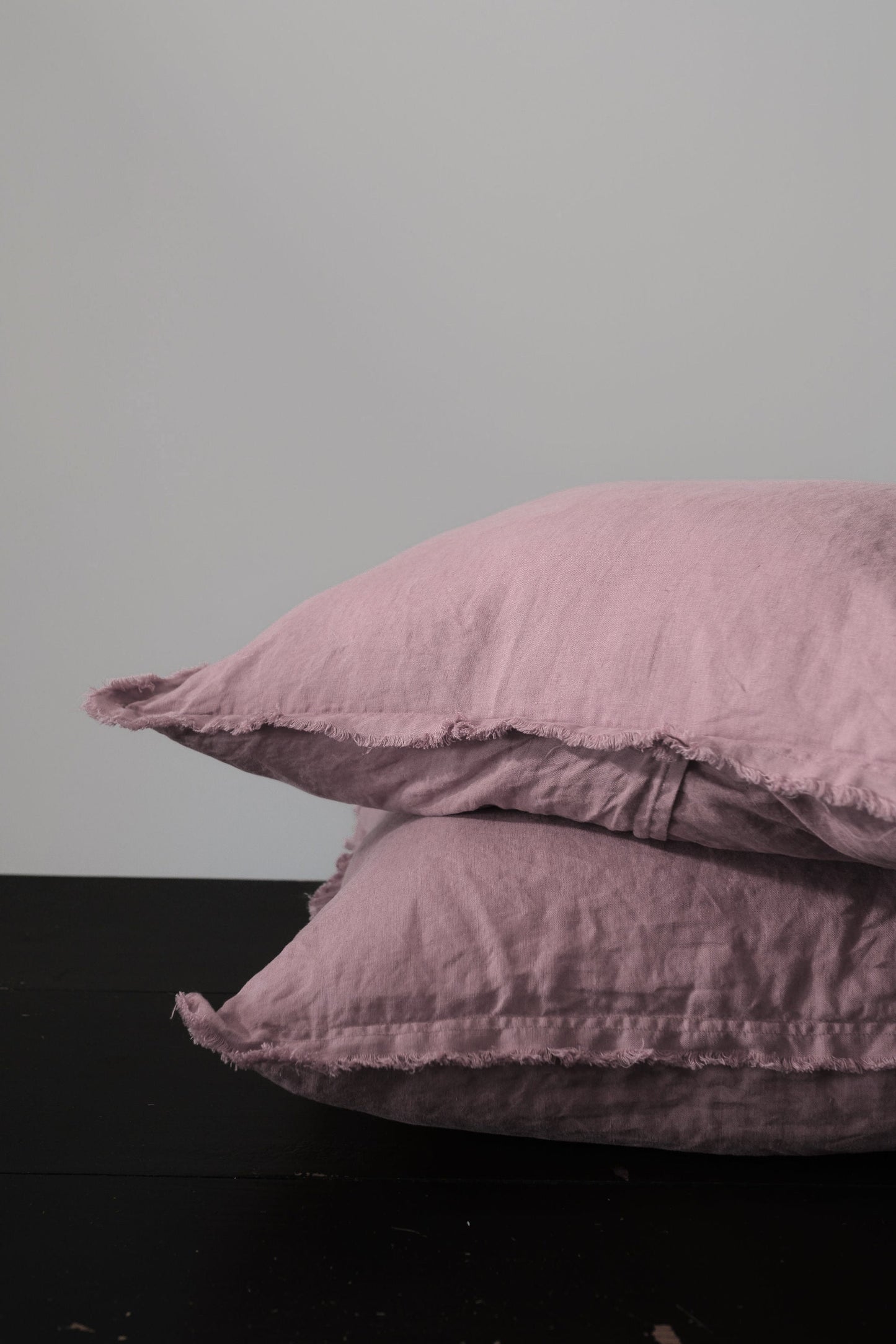 PAIRE DE TAIES D'OREILLER EN LIN EUROPÉEN EFFILOCHÉ À LA MAIN - ROSE FOYER