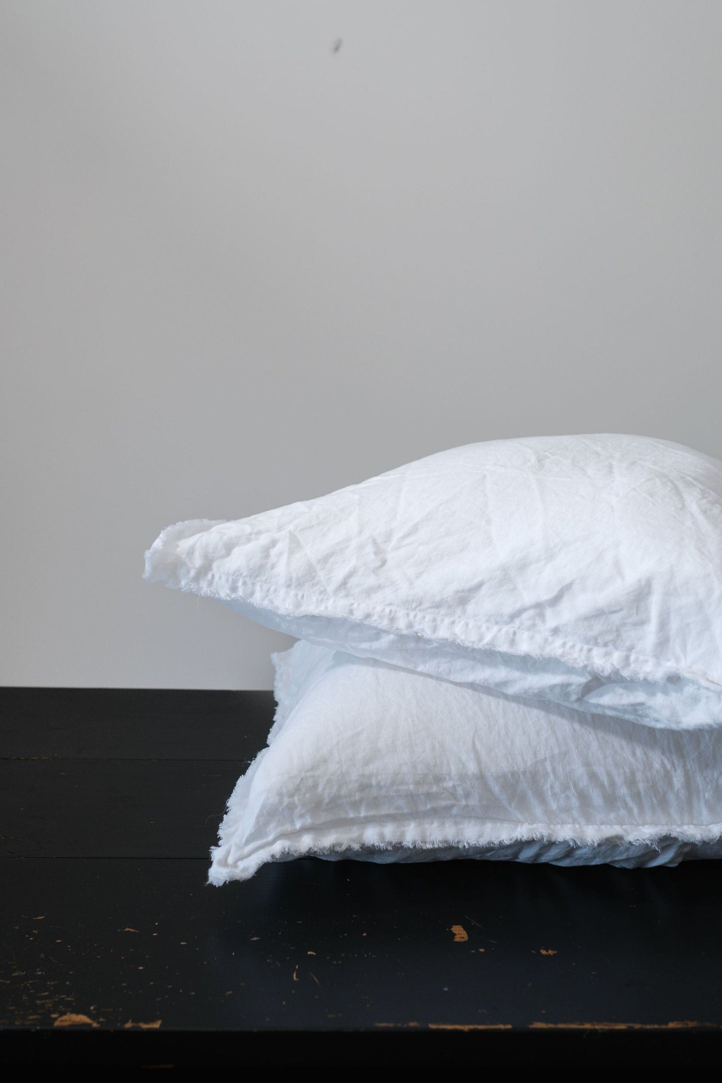 PAIRE DE TAIES D'OREILLER EN LIN EUROPÉEN EFFILOCHÉ À LA MAIN - BLANC D'HIVER 