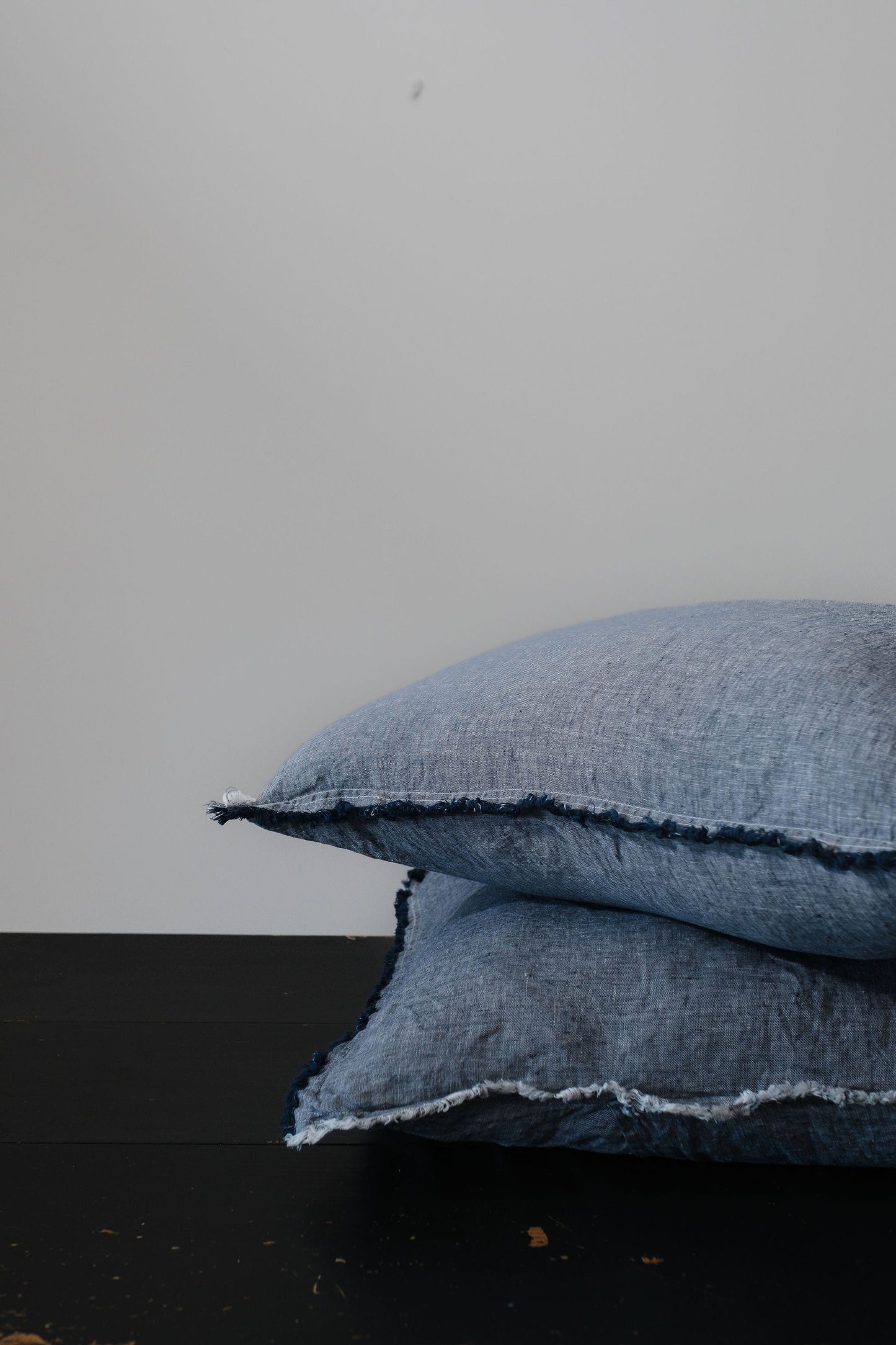 PAIRE DE TAIES D'OREILLER EN LIN EUROPÉEN EFFILOCHÉ À LA MAIN - DENIM CHAMBRAY 