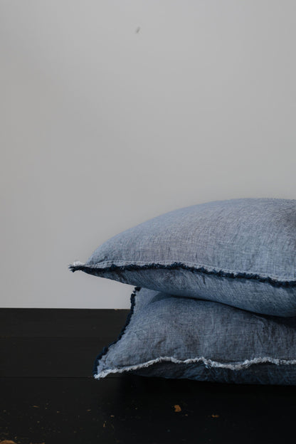PAIRE DE TAIES D'OREILLER EN LIN EUROPÉEN EFFILOCHÉ À LA MAIN - DENIM CHAMBRAY 