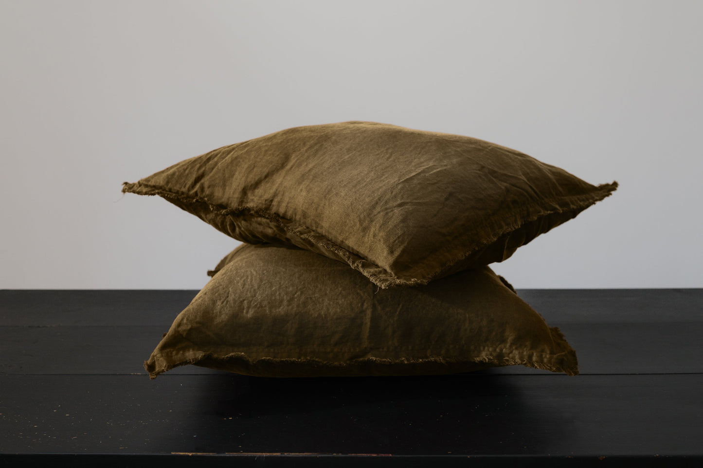 PAIRE DE TAIES D'OREILLER EN LIN EUROPÉEN EFFILOCHÉ À LA MAIN - OLIVE