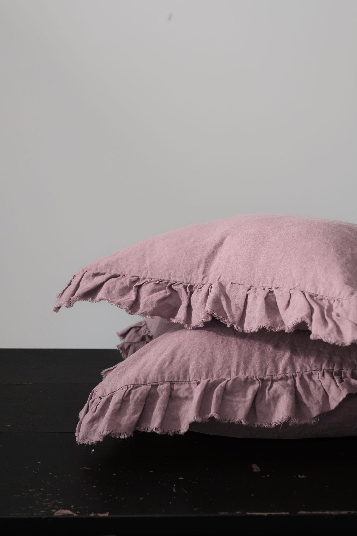PAIRE DE TAIES D'OREILLER EN LIN EUROPÉEN À VOLANTS - ROSE FOYER