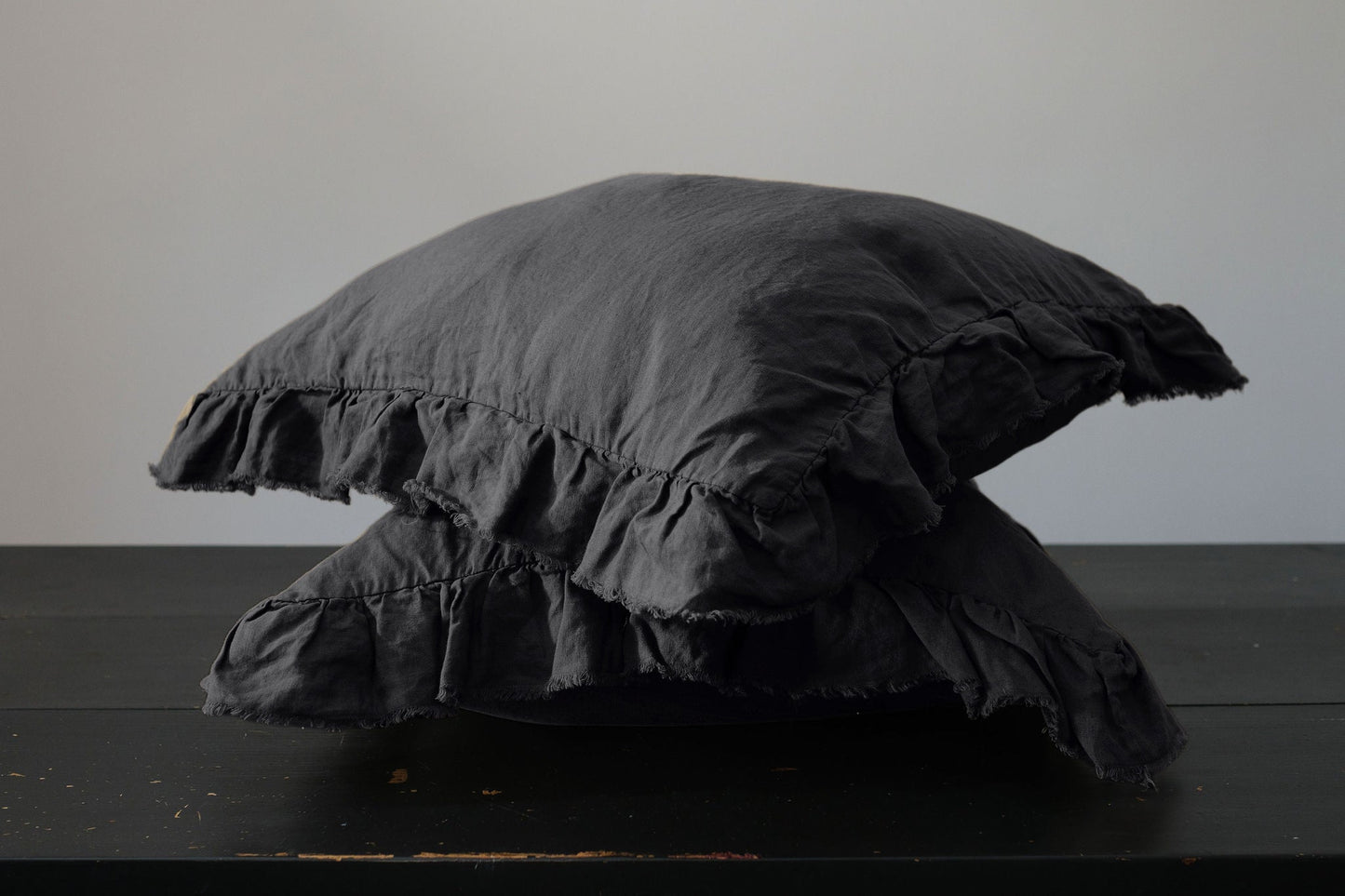 PAIRE DE TAIES D'OREILLER EN LIN EUROPÉEN À VOLANTS - GRIS ANGLAIS FONCÉ