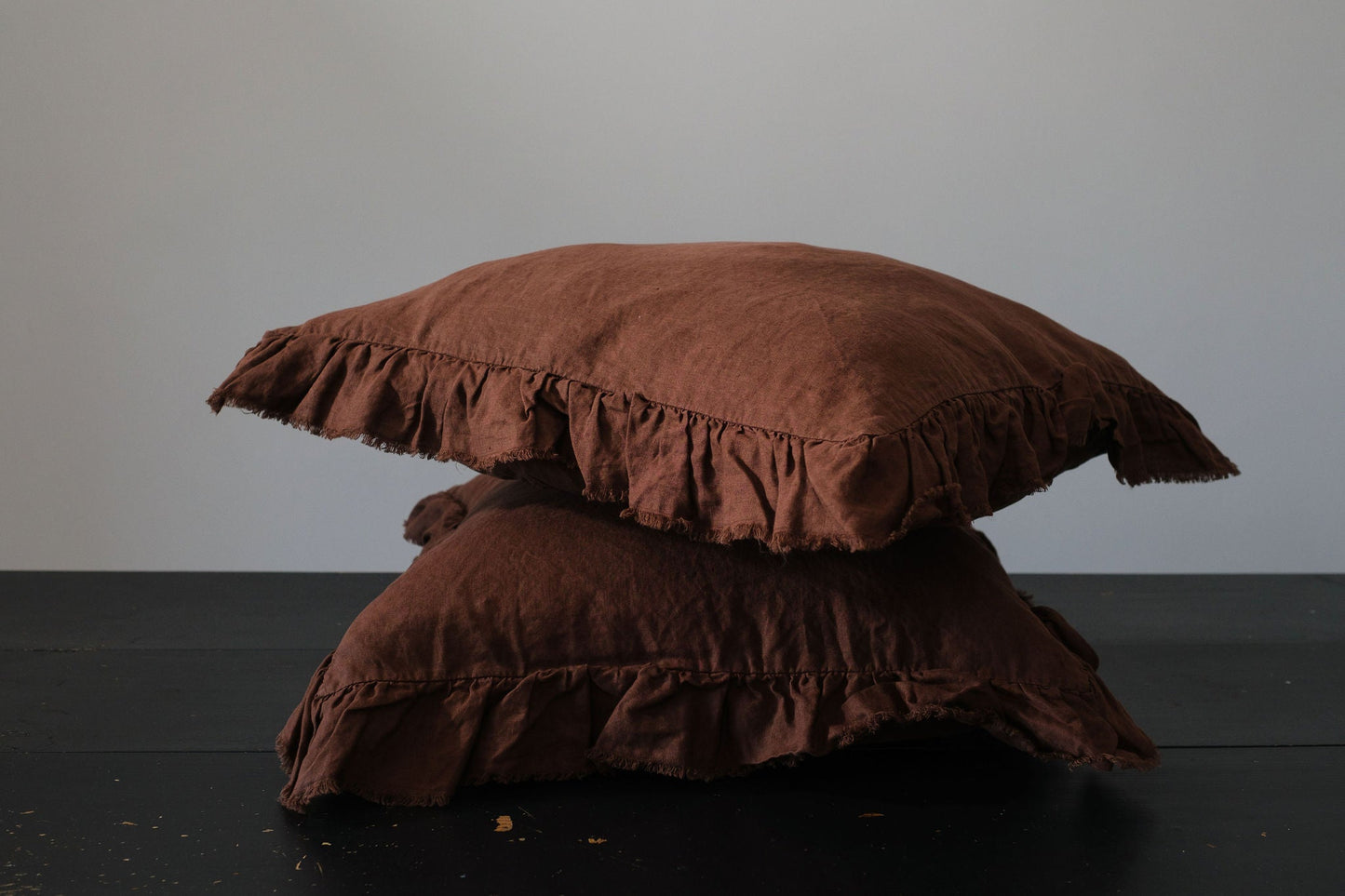 PAIRE DE TAIES D'OREILLER EN LIN EUROPÉEN À VOLANTS - CACAO