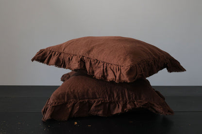 PAIRE DE TAIES D'OREILLER EN LIN EUROPÉEN À VOLANTS - CACAO