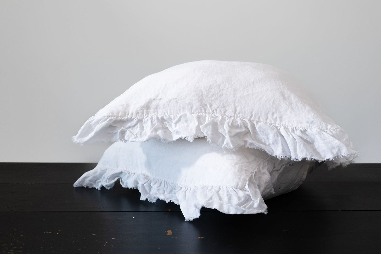 PAIRE DE TAIES D'OREILLER EN LIN EUROPÉEN À VOLANTS - BLANC D'HIVER