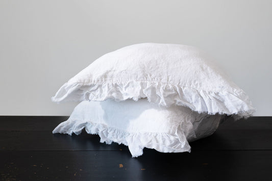 PAIRE DE TAIES D'OREILLER EN LIN EUROPÉEN À VOLANTS - BLANC D'HIVER