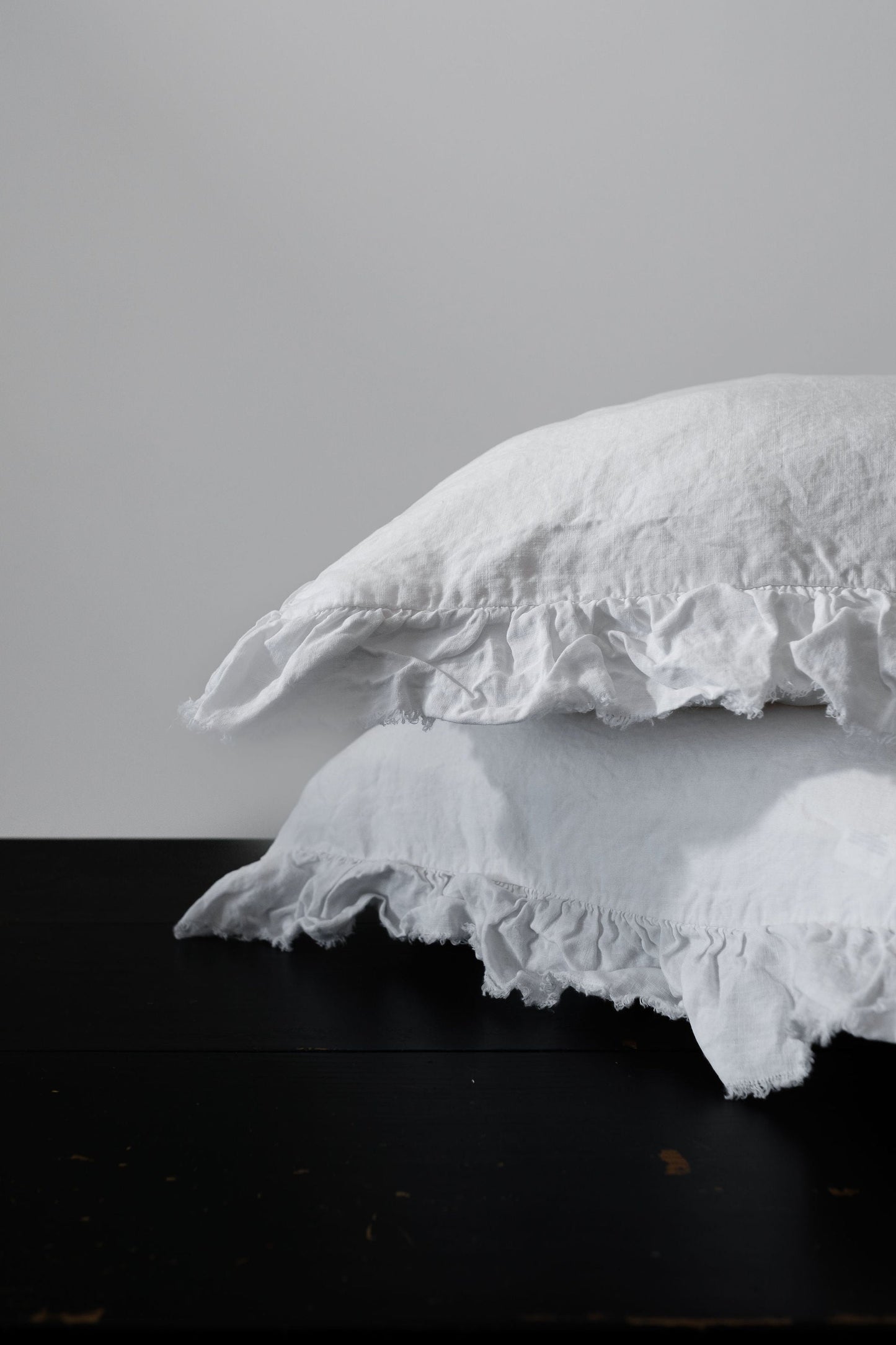 PAIRE DE TAIES D'OREILLER EN LIN EUROPÉEN À VOLANTS - BLANC D'HIVER