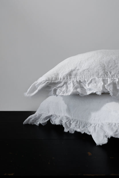 PAIRE DE TAIES D'OREILLER EN LIN EUROPÉEN À VOLANTS - BLANC D'HIVER