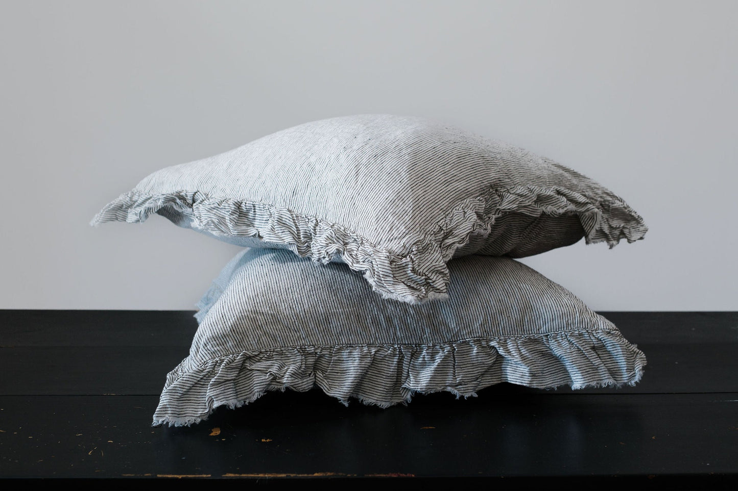 PAIRE DE TAIES D'OREILLER EN LIN EUROPÉEN À VOLANTS - RAYURES À L'ENCRE