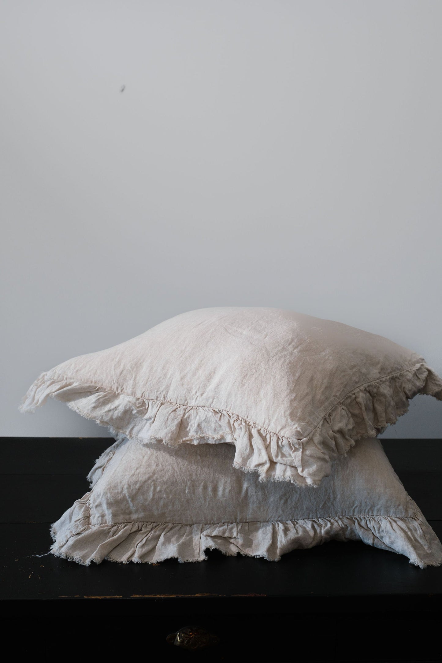 PAIRE DE TAIES D'OREILLER EN LIN EUROPÉEN À VOLANTS - TISSAGE NATUREL