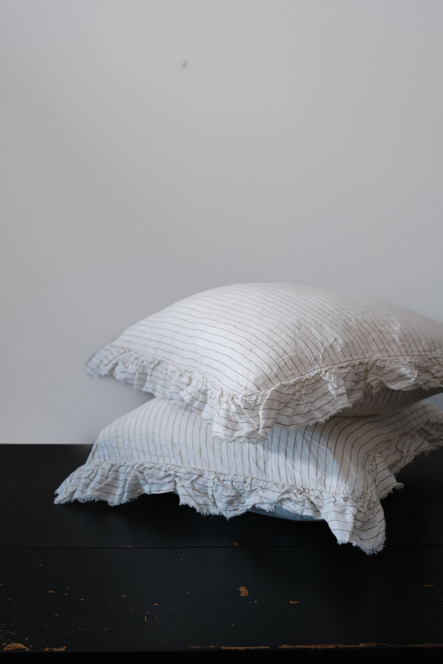 PAIRE DE TAIES D'OREILLER EN LIN EUROPÉEN À VOLANTS - RAYURES FINES OLIVE