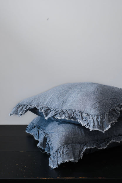 PAIRE DE TAIES D'OREILLER EN LIN EUROPÉEN À VOLANTS - DENIM CHAMBRAY