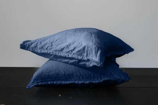 PAIRE DE TAIES D'OREILLER EN LIN EUROPÉEN EFFILOCHÉ À LA MAIN - BLEU DENIM 