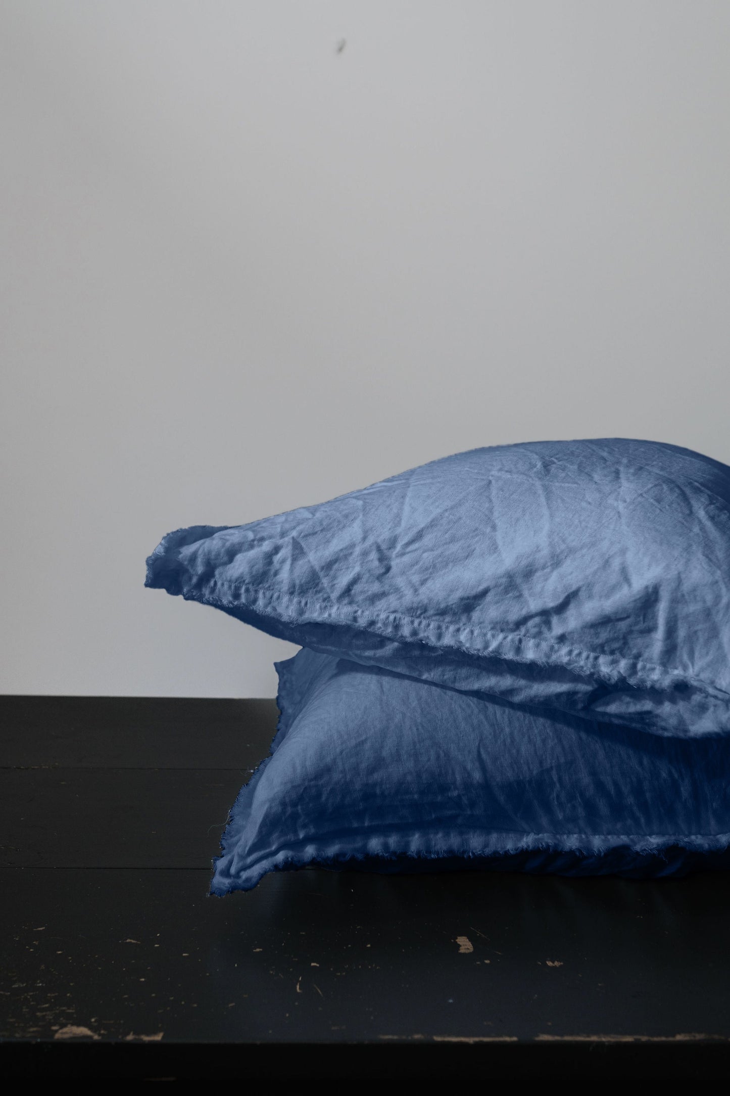 PAIRE DE TAIES D'OREILLER EN LIN EUROPÉEN EFFILOCHÉ À LA MAIN - BLEU DENIM 