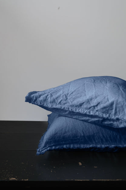 PAIRE DE TAIES D'OREILLER EN LIN EUROPÉEN EFFILOCHÉ À LA MAIN - BLEU DENIM 