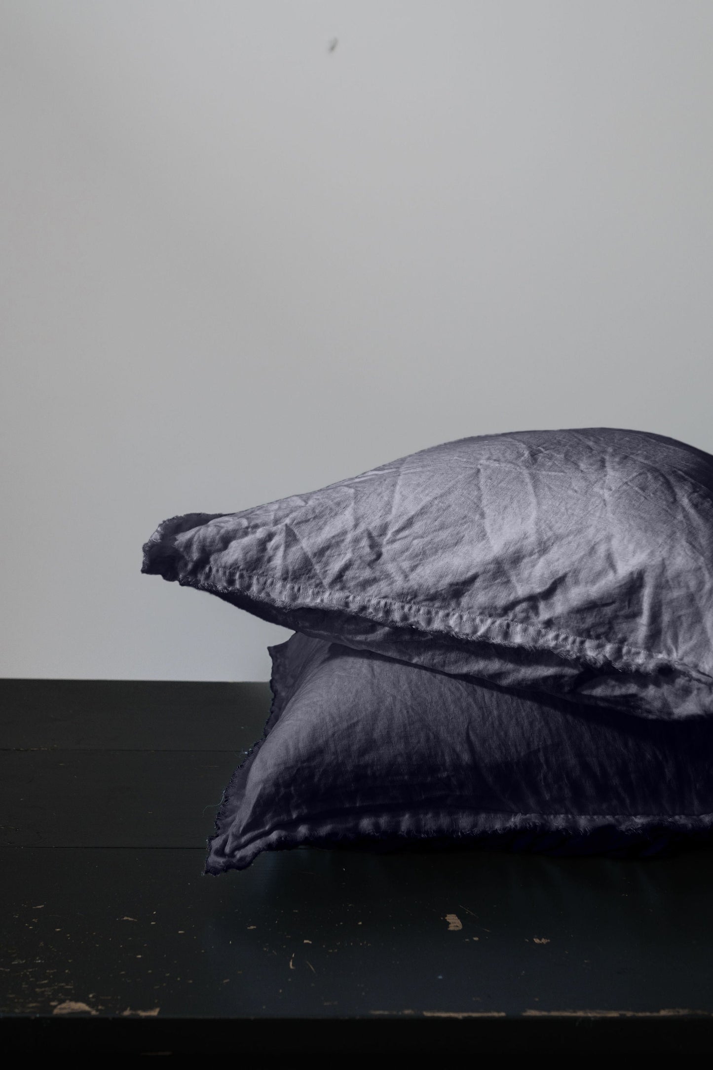 PAIRE DE TAIES D'OREILLER EN LIN EUROPÉEN EFFILOCHÉ À LA MAIN - INDIGO 