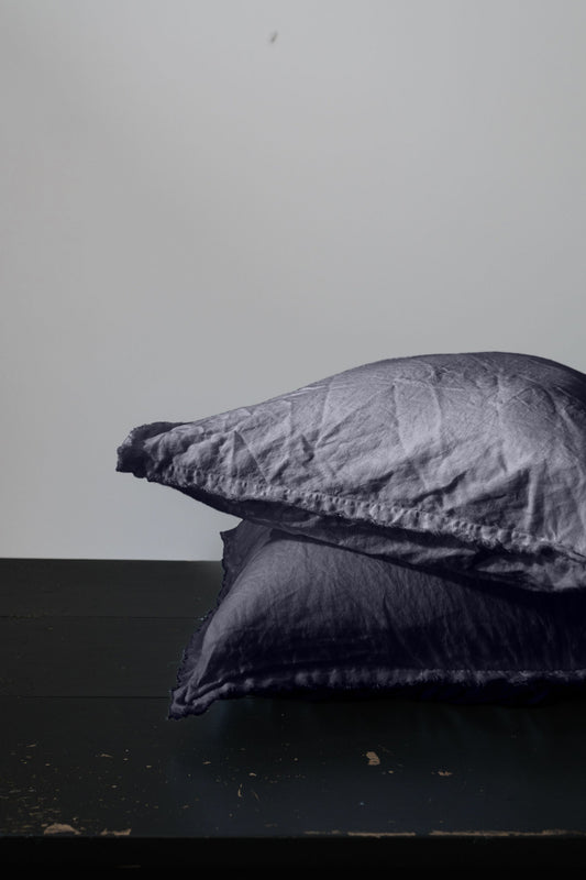 PAIRE DE TAIES D'OREILLER EN LIN EUROPÉEN EFFILOCHÉ À LA MAIN - INDIGO 