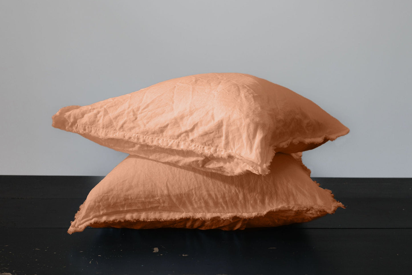 PAIRE DE TAIES D'OREILLER EN LIN EUROPÉEN EFFILOCHÉ À LA MAIN - PÊCHE 