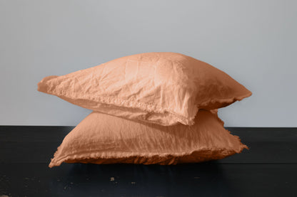 PAIRE DE TAIES D'OREILLER EN LIN EUROPÉEN EFFILOCHÉ À LA MAIN - PÊCHE 