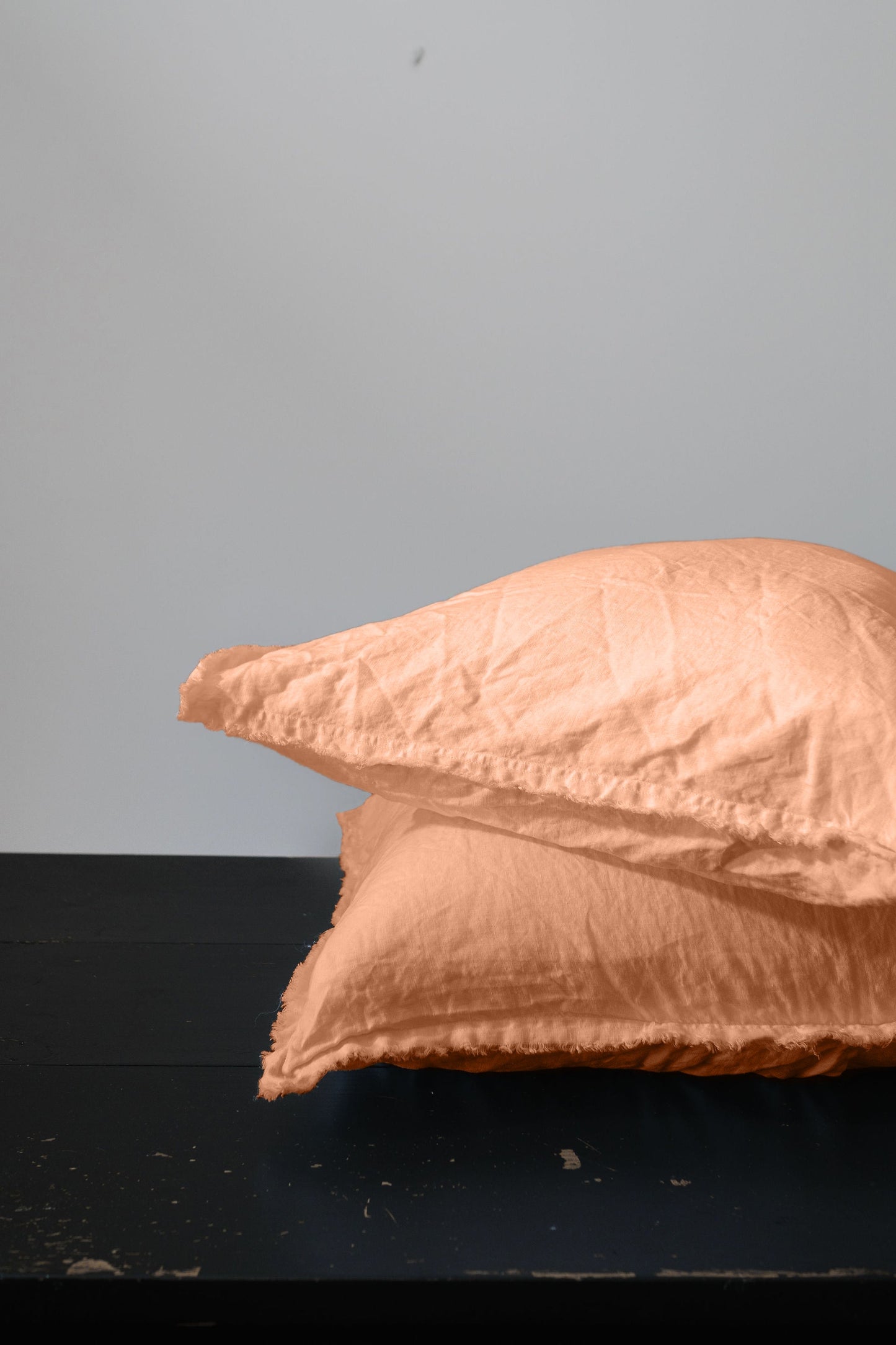 PAIRE DE TAIES D'OREILLER EN LIN EUROPÉEN EFFILOCHÉ À LA MAIN - PÊCHE 