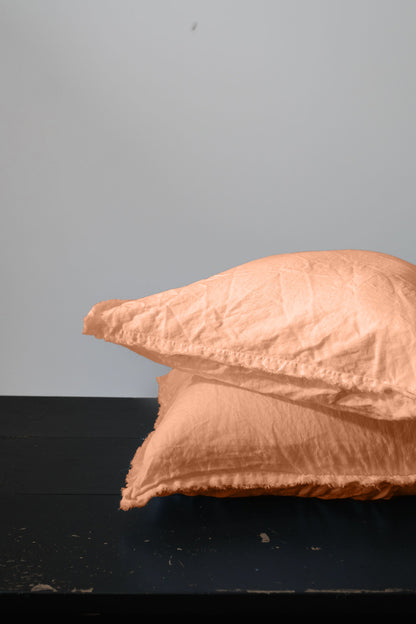 PAIRE DE TAIES D'OREILLER EN LIN EUROPÉEN EFFILOCHÉ À LA MAIN - PÊCHE 